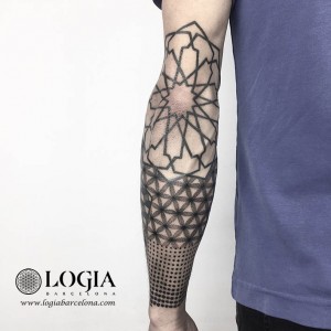 tatuaje-codo-geometrico-logiabarcelona-ana-godoy     